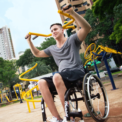 Conheça os equipamentos de academia Ziober para cadeirantes. Saiba como a atividade física adaptada promove saúde, bem-estar e acessibilidade, transformando espaços urbanos em áreas de lazer inclusivas.