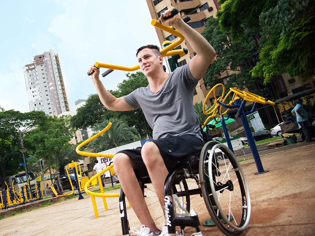 Conheça os equipamentos de academia Ziober para cadeirantes. Saiba como a atividade física adaptada promove saúde, bem-estar e acessibilidade, transformando espaços urbanos em áreas de lazer inclusivas.